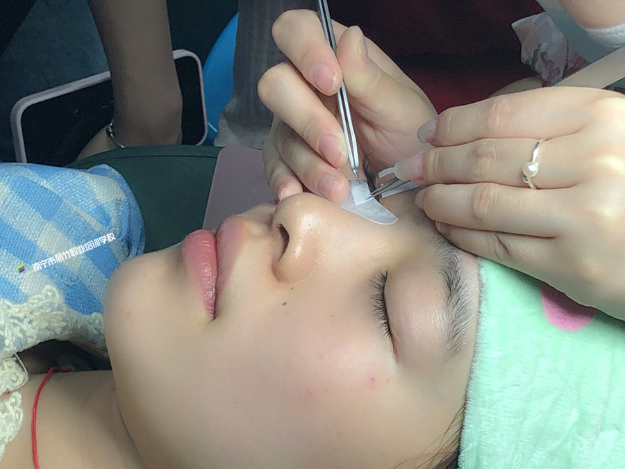 新手學(xué)美睫真人實(shí)操課堂實(shí)拍