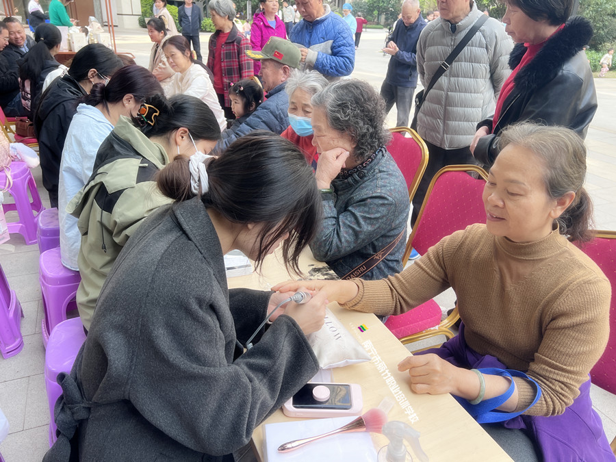 南寧美甲學(xué)校公益活動，一場有意義的外出教學(xué)