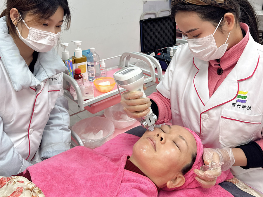 操作水光的步驟關(guān)鍵，南寧皮膚管理培訓